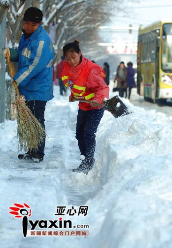 乌鲁木齐1.5万人昼夜清雪保障交通畅通