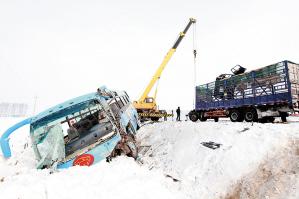 货车超车撞上驾校客车