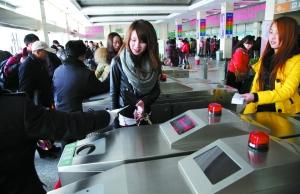 昨日，南京长途汽车站预售春运车票。发改委当天要求各运输单位方便乘客购票。王新 摄 