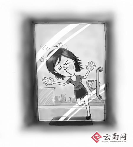 透明玻璃门撞断美女鼻梁 桑拿中心表示愿意赔