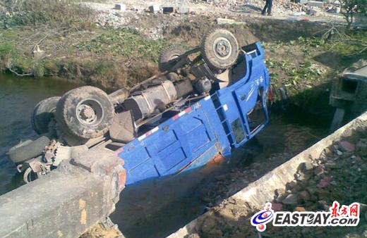 沪浦东一水泥桥被压坍货运车坠河一人受伤