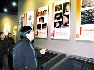 曹操高陵展示厅内解疑类图片说明较多。