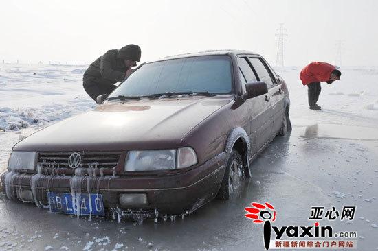马路积水结冰乌市米东区过往车辆坠入冰窟窿