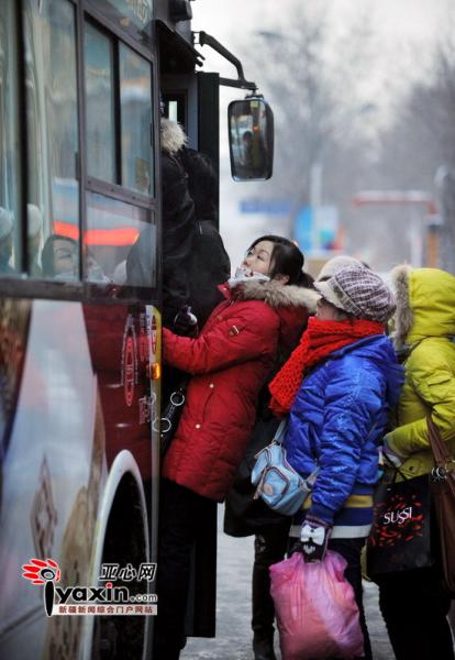 乌市持续低温天气 市民抱怨乘坐公交车难