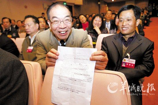 王则楚抢到“麦”，三分钟发言赢得五次掌声羊城晚报记者宋金峪摄