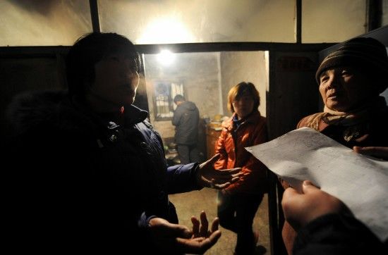 在辽宁建平，当地群众在讲述2008年发生学生&ldquo;集体中毒&rdquo;时的情景（1月20日拍摄）。新华社记者 李钢摄