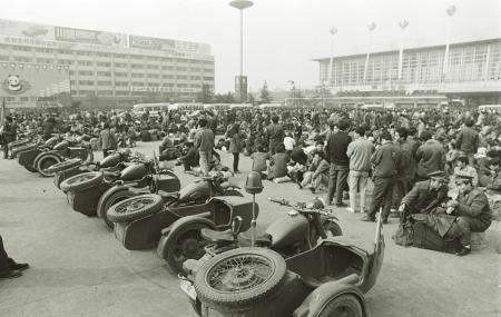 1993�괺�ˣ��ɶ���վ�㳡�Ŷӵ�����