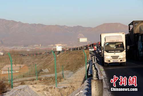 京藏高速内蒙古集宁段因车祸致数千辆车滞留