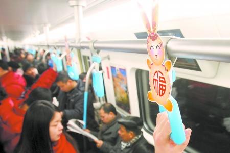 好可爱!地铁拉环像"小兔子"