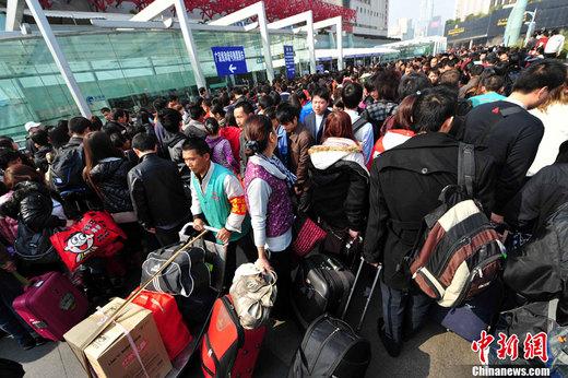 1月26日，深圳火车站春运客流创新高，约11.2万人次乘坐列车返乡。中新社记者 陈文 摄