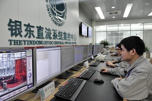 2月28日，工作人员在宁东―山东±660千伏直流输电工程主控室工作。