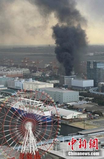 日本近海3月11日发生了强烈地震，首都东京震感强烈。日本气象厅随即发布了海啸警报，称地震将引发约6米高海啸。图为东京市内一建筑物发生火灾。  