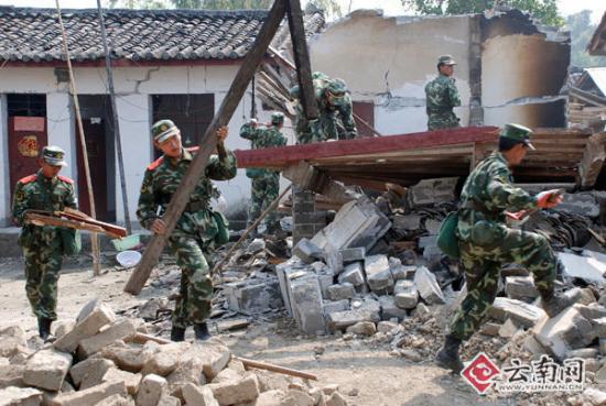 盈江地震救援见闻：女孩走了，官兵哭了