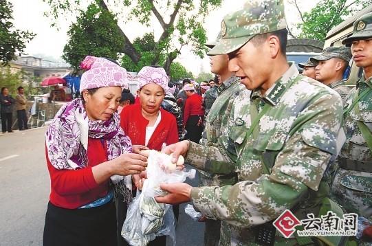 盈江地震灾区群众惜别子弟兵