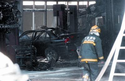 4S店失火烧毁多辆轿车
