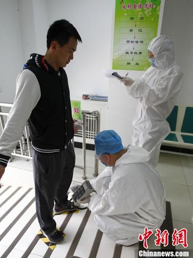 3月18日，多名从日本归来的民众来到解放军307医院检查核辐射。近日，北京市解放军307医院核污染检测中心正式启用，为向从日本归来人员，提供核污染检测。中新社发 富田 摄