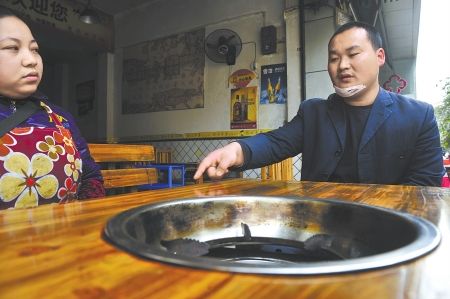 邱付军找到事发火锅店,希望有人站出来给自己作证
