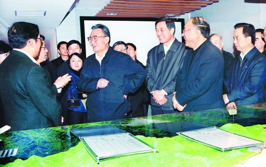 8日下午，吴邦国考察公租房项目“民心佳园”。闻俊伟 摄