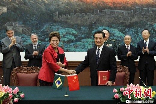 4月12日，中国国家主席胡锦涛与巴西总统迪尔玛·罗塞夫在北京人民大会堂举行会谈。会谈后，两国元首共同签署了中巴联合公报。中新社发 盛佳鹏 摄  