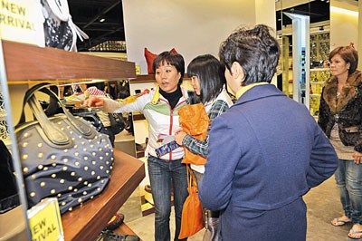 ���̼ҿ�׼����һ���ƽ������ؽ��ƹ�ӭ�ڵؿ�