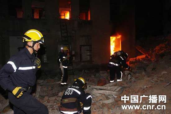 厦门消防携搜救犬举行夜间地震灾害应急救援演