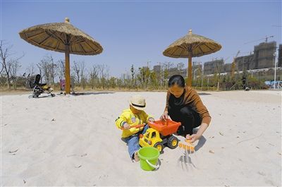 塘西河边现沙滩美景