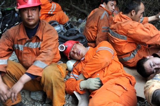 4月28日,救援人员在事发矿硐前休息.新华社记者 聂建江 摄