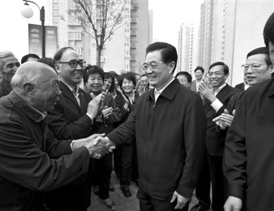 4月29日，胡锦涛在天津保障性住房小区秋怡家园看望居民。新华社发 