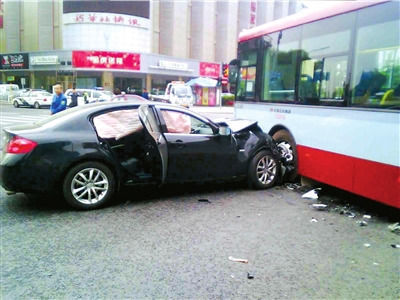 资料图片：英菲尼迪轿车撞了菲亚特轿车后，又撞上639路公交车。