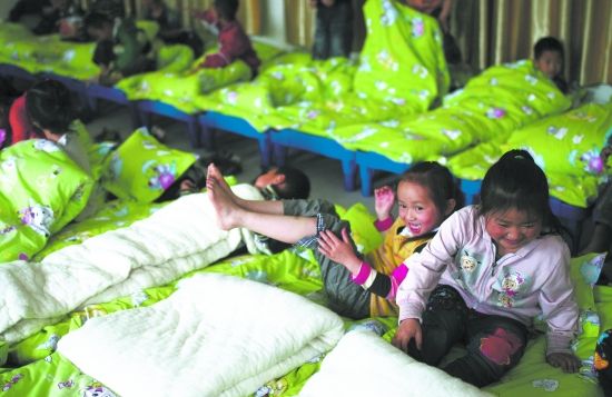 新床上好兴奋 孩子们难以入睡