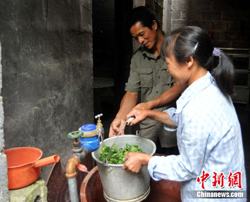 黄启思一家如今用上了自来水，再也不用外出挑水。 作 者：蒋雪林
