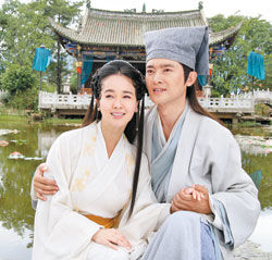 国内新闻 > 正文    赵雅芝(右)和叶童当年演的白娘子和许仙轰动一时.