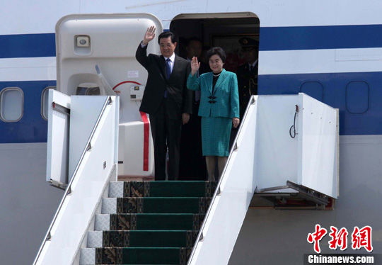 当地时间6月12日下午1时30分许，中国国家主席胡锦涛和夫人刘永清乘坐的专机平稳降落在阿斯塔纳国际机场。哈萨克斯坦总统纳扎尔巴耶夫亲自到机场迎接。中新社发 张朔 摄