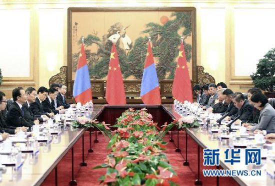 6月16日，中国国务院总理温家宝在北京人民大会堂与蒙古国总理巴特包勒德举行会谈。 新华社记者丁林摄 