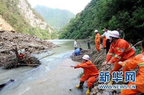 6月15日,消防官兵在湖北十堰房县上龛乡二荒村二组平渡河右岸山体滑坡