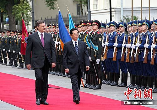 中国国家主席胡锦涛当地时间6月20日上午出席乌克兰总统亚努科维奇在总统府为他举行的欢迎仪式。这是时隔10年来中国国家元首首次对乌克兰进行国事访问。中新社发 张朔 摄