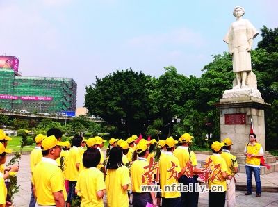 "走读红佛山"志愿者到铁军公园参观.黄琪晨 摄