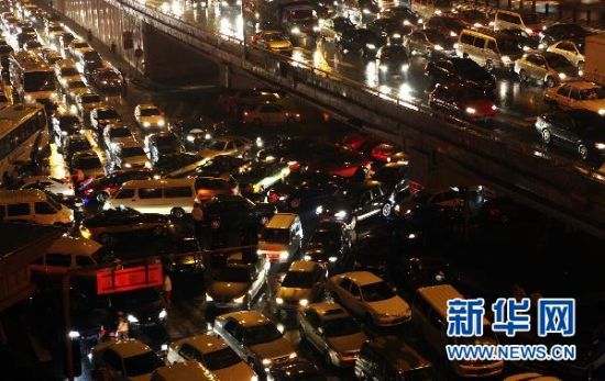 ����ͼƬ��6��23�գ������к�����ɳ���Ÿ���ӵ�²������������磬��������ǿ������������������·����·���ˮ��·�����жϡ� �»��緢������ �㣩