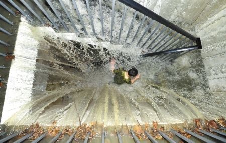 成都地铁1号线因暴雨太大多处浸水