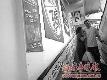 购物卡广告，在各大超市都放在很显眼的位置。 记者 尹明亮 摄