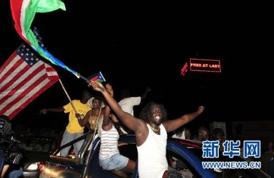 7月9日，南苏丹民众在朱巴挥舞着旗帜，庆祝南苏丹正式独立。新华社/路透 
