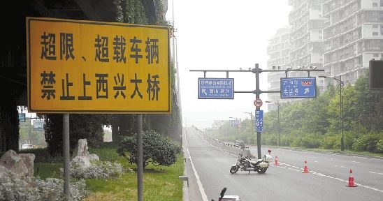 媒体七问钱江三桥质量 坍塌桥面疑系预制板拼