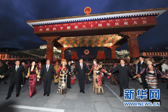 7月19日，庆祝西藏和平解放60周年焰火晚会在拉萨举行。这是中共中央政治局常委、国家副主席、中央军委副主席、中央代表团团长习近平等与拉萨各界群众一起联欢。新华社记者 饶爱民 摄