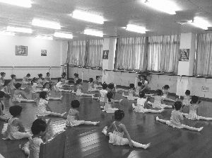 在少年宫学习的孩子们在跳舞