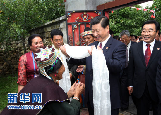 村民格桑旺久的母亲向习近平敬献哈达。新华社记者 兰红光 摄