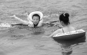 花神湖又“吃人” 中年男游泳溺亡_新闻中心_新浪网