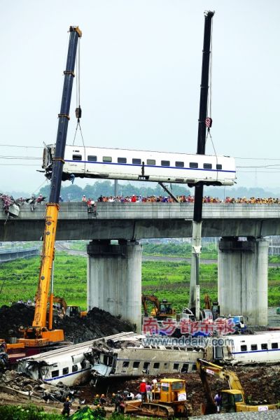 赵炎雄摄   7月23日20时27分,北京南至福州的d301次列车行驶至温州市