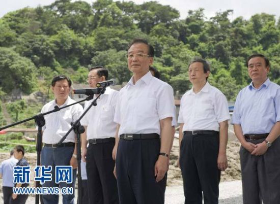 7月28日，中共中央政治局常委、国务院总理温家宝在温州“7·23”甬温线特别重大铁路交通事故现场会见中外记者，并回答记者提问。新华社记者 黄敬文 摄