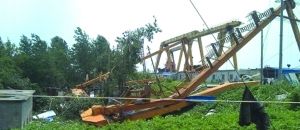 船厂龙门吊倒塌事故现场(网友供图,请来领取稿费)