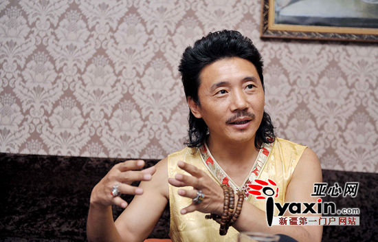藏族歌手容中尔甲再推新作 做客乌鲁木齐揭秘